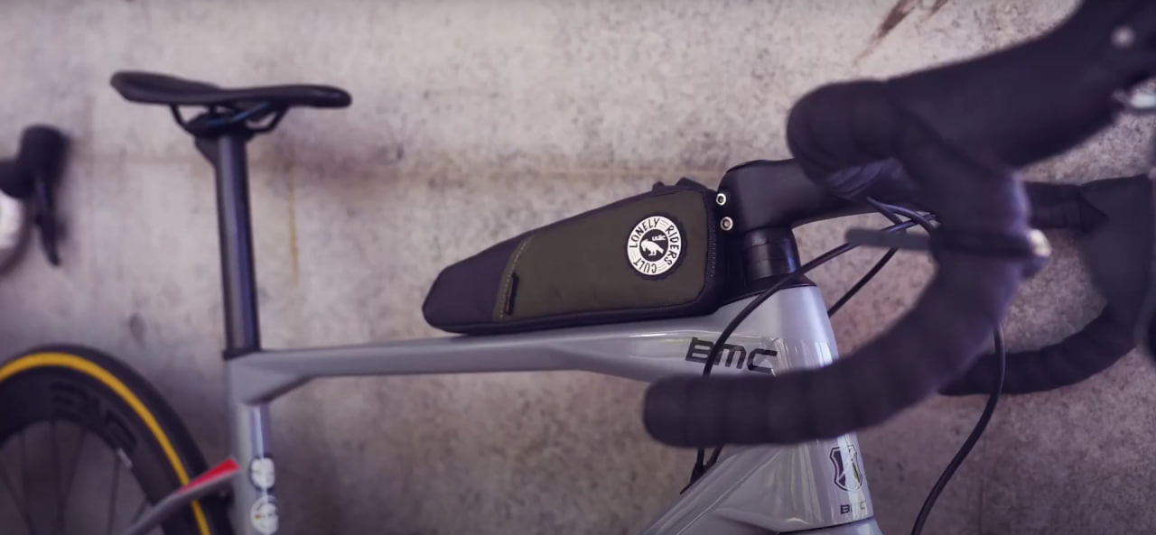Смотреть видеообзор Сумка для велосипеда Ulac Trekking GT Bolt-ON Top Tube Bag Terrain